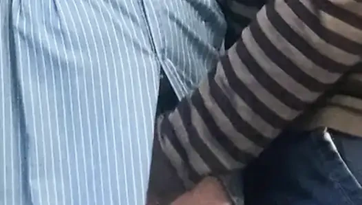 Cewek mesum lagi asik ngusap memek berbulunya di kereta bawah tanah