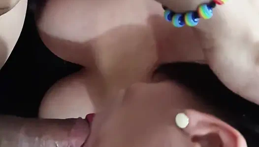 Stiefmutter, MILF mit dicken titten lutscht massiven schwanz