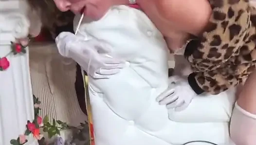Bryan fingering memeknya habis-habisan sebelum dientot gaya cowgirl habis-habisan