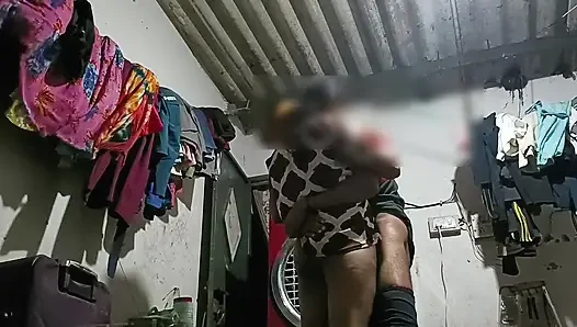 Obwohl der Ehemann im zimmer ist, wird der schwager am Ende beiden im zimmer gezeigt.