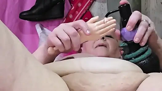 Penebang kayunya membuatnya mengerang dan crot di bebannya