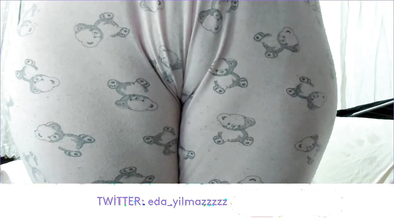 CAMELTOE- MASTURBATE WITH PAJAMAS- RUBBING PUSSY WITH PAJAMAS
