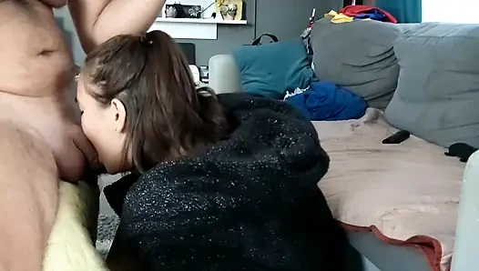 Sepong kontol dan merokok pagi-pagi sambil nyepong kontol
