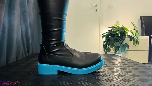 Siyah ve mavi yüksek çizmeli miku çizme - yarak taşakları eziyor, ayakkabıyla muamele, çizme, cbt, taşak ezme, çiğneme, ezme