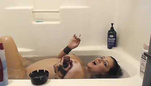 В ванне курит много задыхающихся