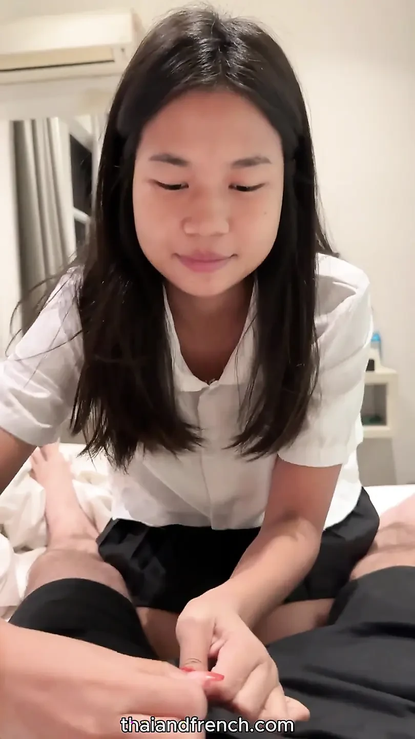 穿着制服的18岁泰国学生被大白鸡巴狠操并被颜射