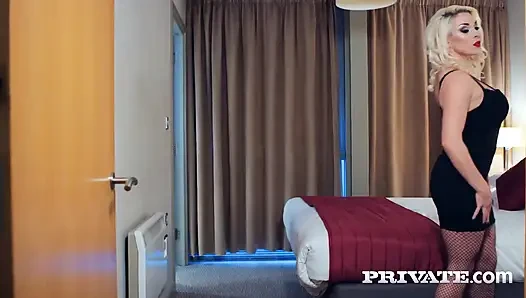 Victoria Summers seksi siyah iç çamaşırlarını ve yüksek topuklu ayakkabılarını sergiliyor