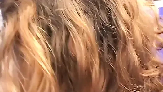 Azgın hatun sikilmeden önce sert bir direğe oral seks yapmaktan hoşlanıyor