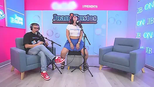 Utangaç Orta Yaşlı Seksi Kadın Sarahblack Kameramanın Kalın Yarağını ağzına Aldığında Çıldırıyor