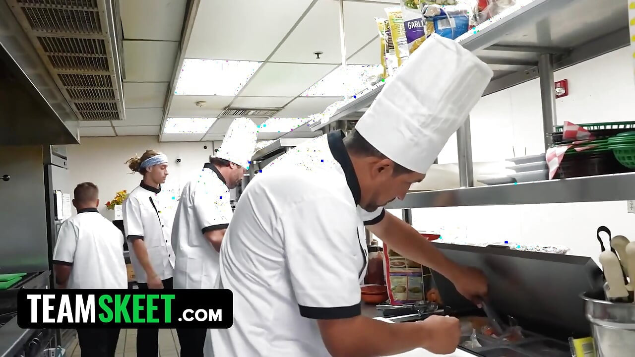 Petite Bunny Fae se enfrenta a todo el personal de la cocina en un gangbang salvaje en un restaurante