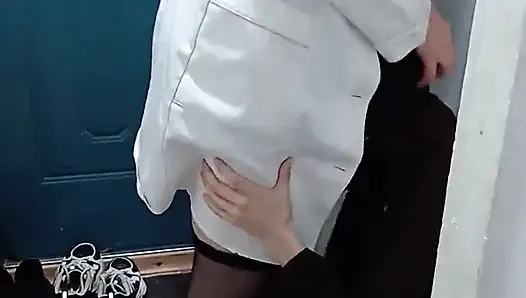 Dokter lesbian seksi crot di mulut pasiennya