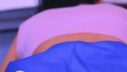 Gadis sekolah menggoda saudara tirinya dan melompat ke kontolnya yang keras