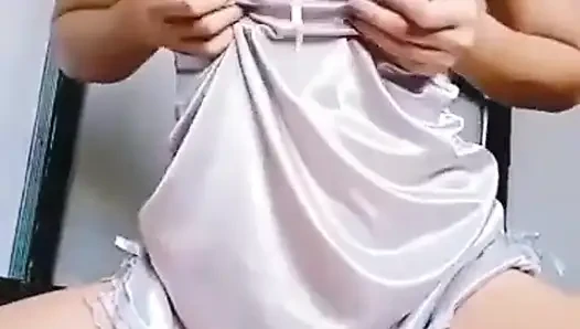 Aku lagi asik muasin memekku pakai mainan seks favoritku