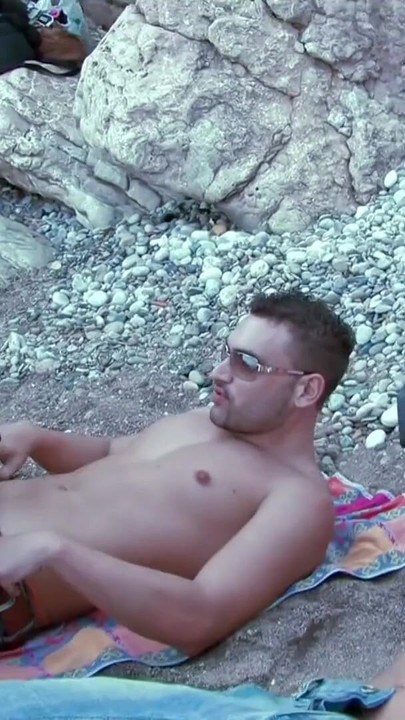 Küçük ve tatlı bir amcığın içinde 2 büyük yarak pembe amcık içinde sikiliyor | Klip 1