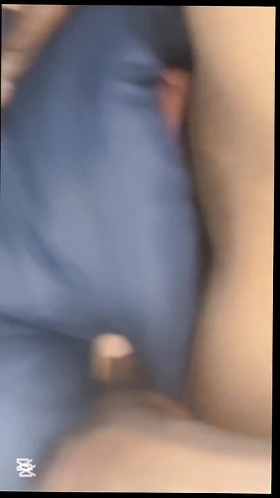 Gledaj kako duboko svršavam i jebem tu igračkastu pičku