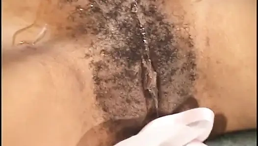 Pisang memek hitam jadul berbulu ditembus di memek di mulut