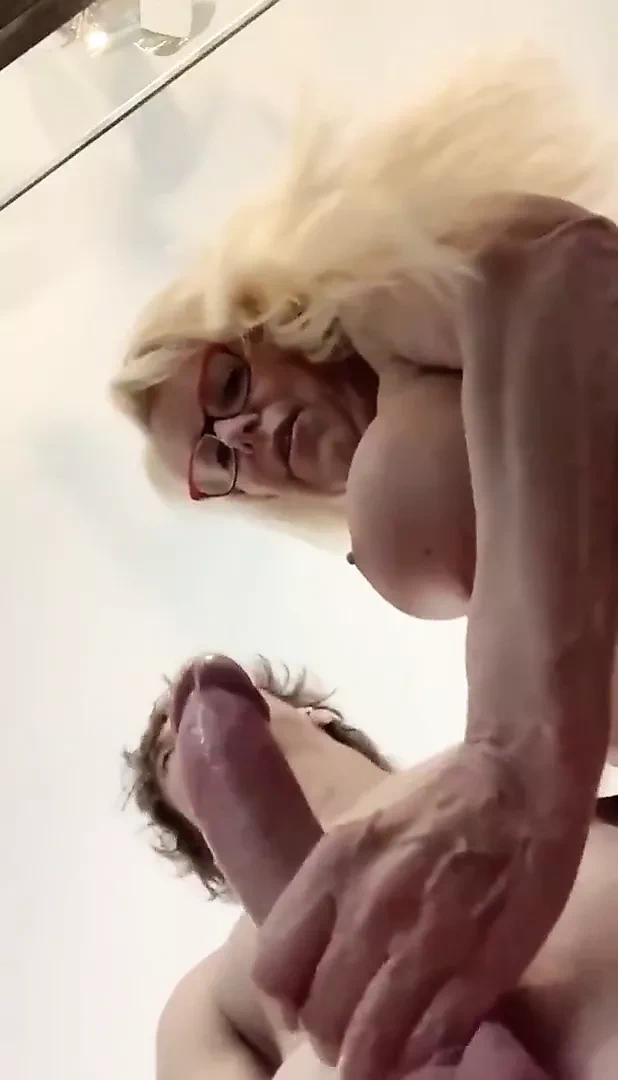 +50 FIT COUGAR AUNT KISSING HANDJOB