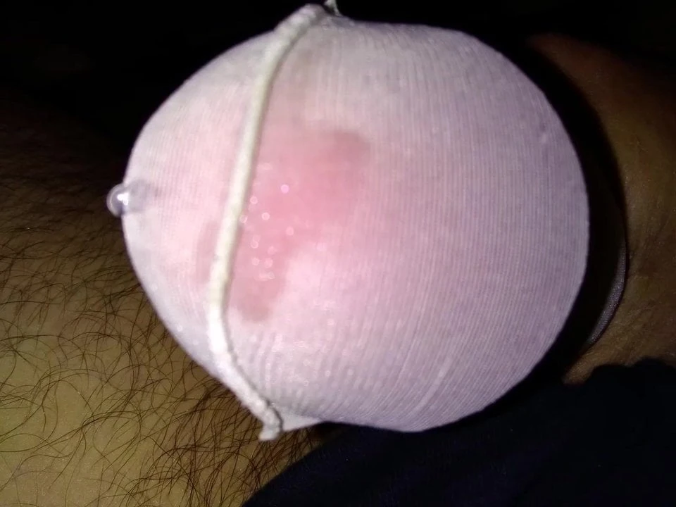 Testa a fungo di cazzo in nylon pompato. cazzo in collant.