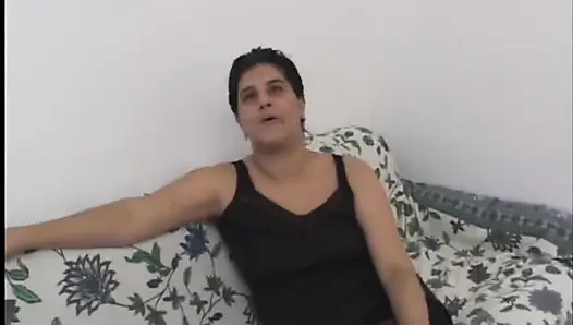 Brunette amatir montok disibukkan dengan dua kontol