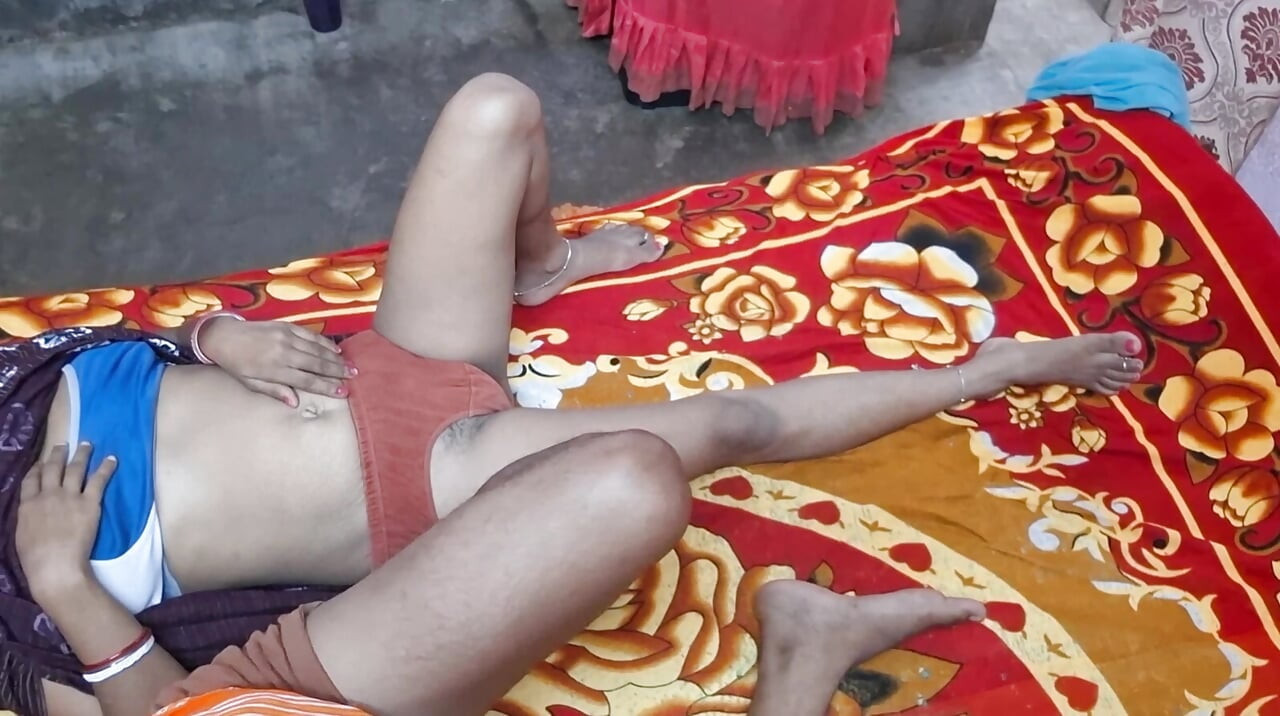 Soție indiancă desi dolofană care face laba