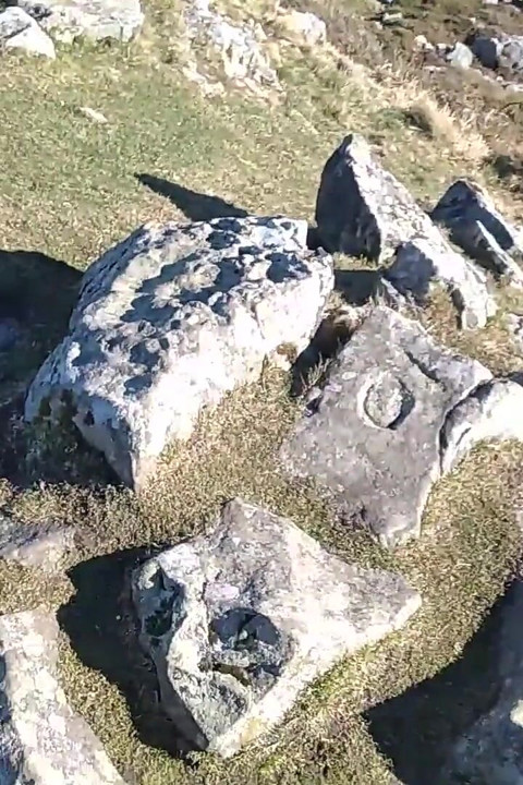 Cowok sange dengan stoking jaring-jaring ini lagi asik ngocok kontol besarnya sampai muncrat di atas gunung