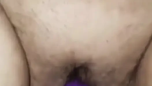 SSBBW Polandia yang diikat merangsang memeknya dengan tongkat yang kuat