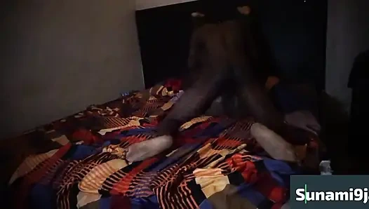 Cewek itu meringis kesaksaan sama kontol panjang