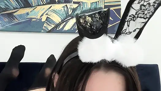 Gadis kelinci paskah muda masturbasi di tempat tidur