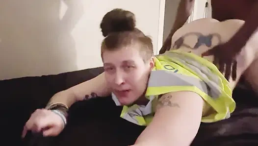 Hengst-lesben beschlossen, zum ersten mal schwanz zu versuchen und fickt ihren kollegen