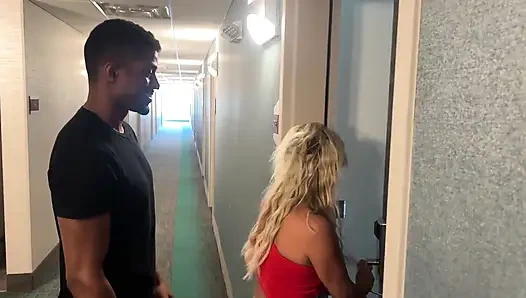 Orta yaşlı seksi kadın Tatiana Steele tanışıyor ve Bobby Grey tarafından sert sikiliyor