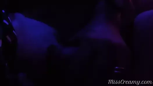 Francuska dziewczyna ssie kutasa i uprawia seks analny w nocnym klubie przed nieznajomymi