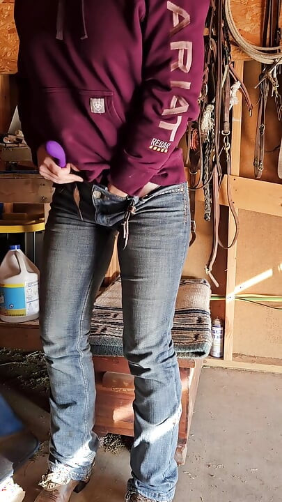 Roșcată fute curul și pizda ejaculând în hambar