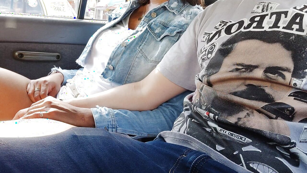 Masturbo a mi novia en el uber