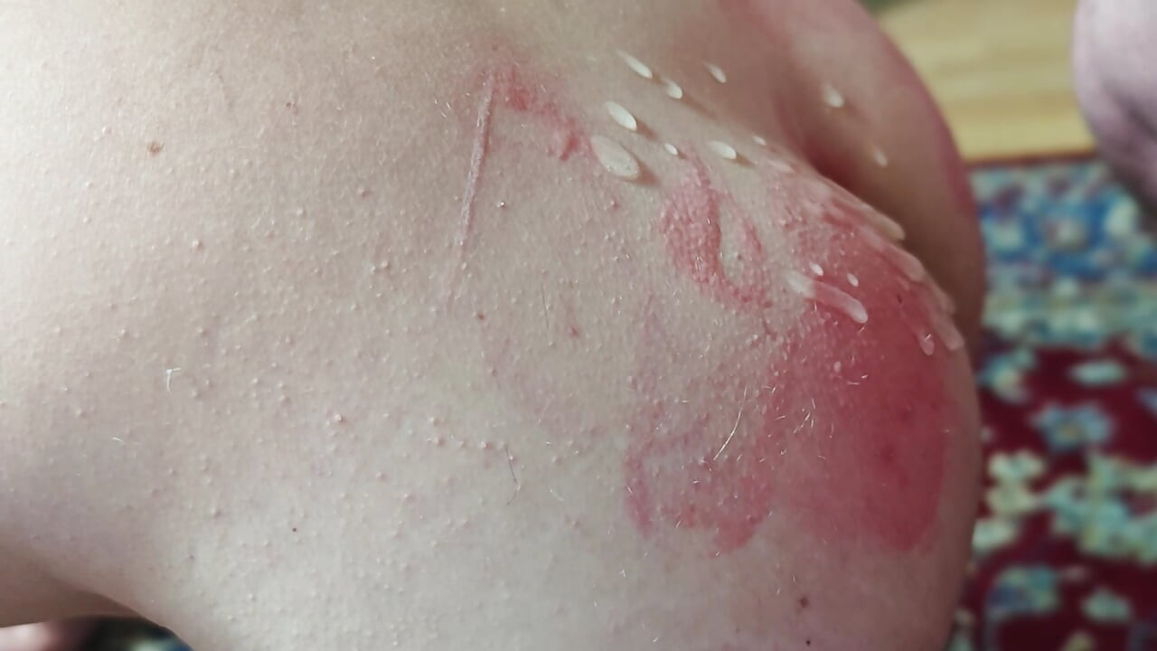 En sexslave i en peniskøje bliver pisket på nosserne og suger sin herres pik.