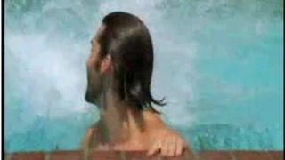 Gregory Michael escena desnuda en una piscina