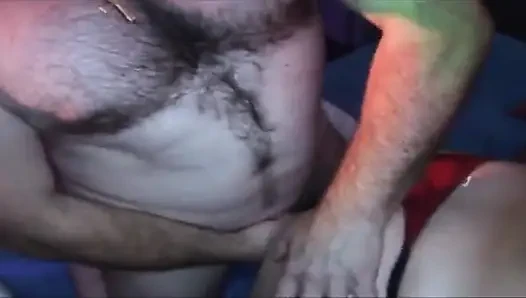 Cewek-cewek sange ini lagi asik fingering dan nyepong kontol di pesta seks liar