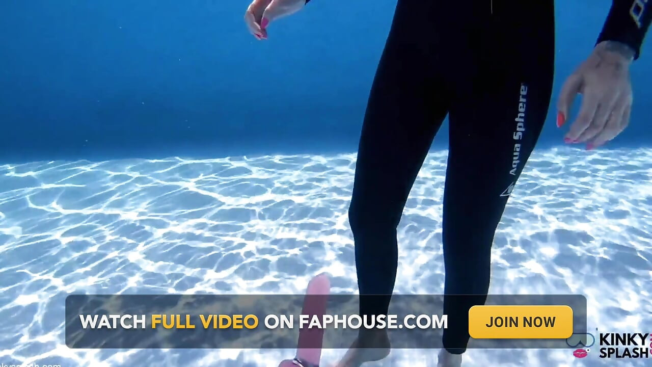 Thử thách thổi kèn dưới nước - nghèn trên dương vật giả đang chìm của tôi