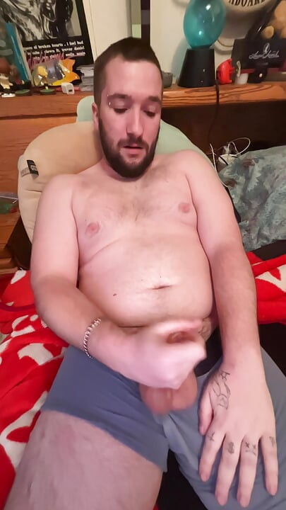 胖男孩在床上自慰