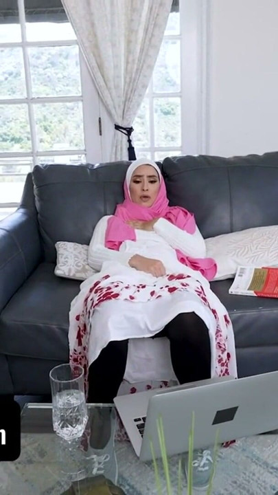 Arkadaşımın ateşli Müslüman üvey annesini mastürbasyon yaparken yakaladım ve sessizliğim için beni emdi | Klip 1