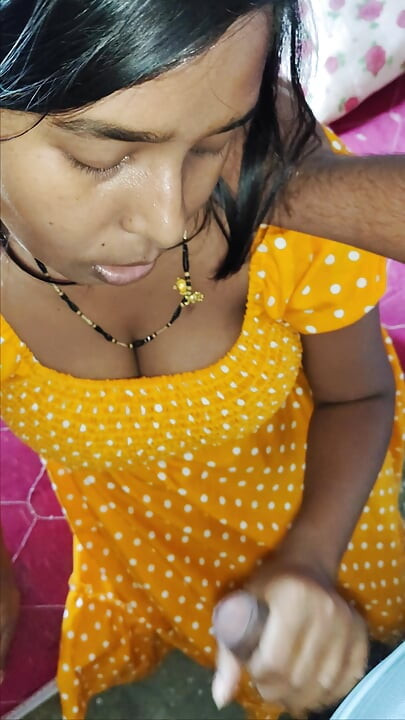 Bahan aapne bhai ka land hilai aaur aapne chut me pahli bar Bhai ka land dal di - brother and stepsister sex.