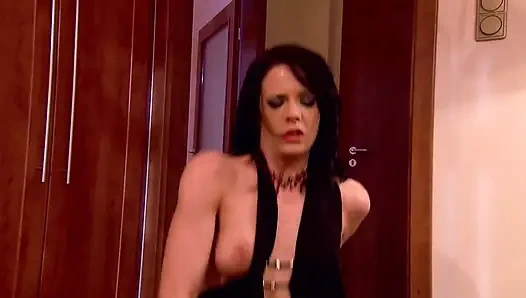 Azgın milyoner onun çirkin üvey babasının yarağını emiyor! Suratımda!