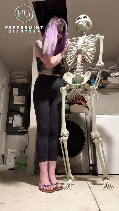 6'7 op blote voeten reuzin torent over alles thuis! Hoogtevergelijkingen + taken pov