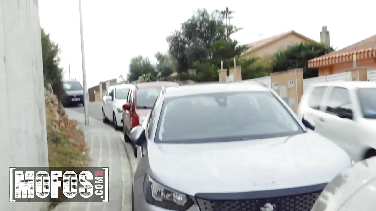 MOFOS - O Dia da Despedida de Solteira de Serenia Keer fica selvagem enquanto ela pede a um cara aleatório para um último caso