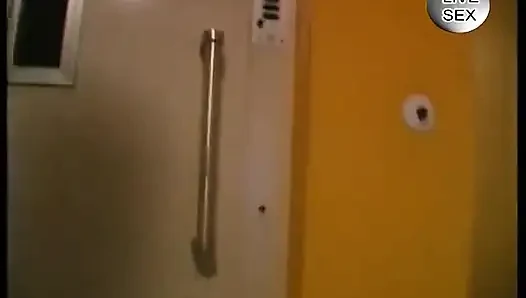 Vollbusige brünette fingert muschi, bevor sie einen blowjob gibt