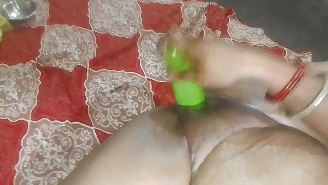 Sensual cunhada ligou para sua amiga e pegou seu pau e fodeu sua buceta com gourd e gostou da flor