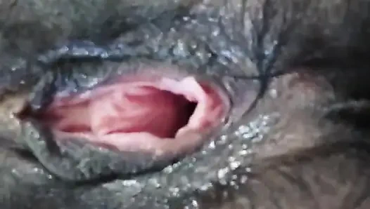 Возбужденная девушка дези мастурбирует дилдо