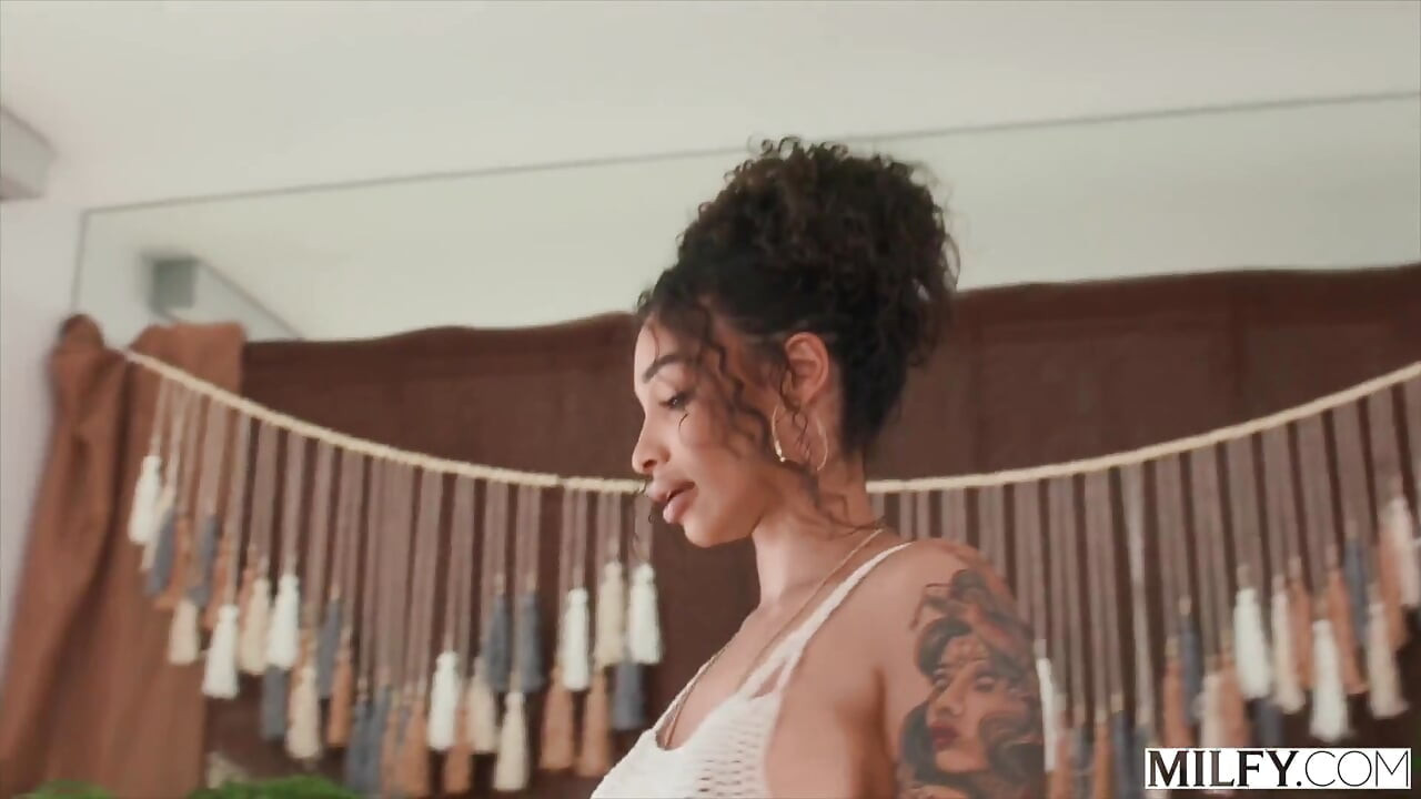 하루 종일 젊은 창녀의 자지를 따먹는 밀프 핏 요가 밀프 Medusa