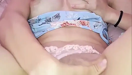 Alice lima si cewek brasil lagi asik fisting memek beceknya sama kontol ngaceng