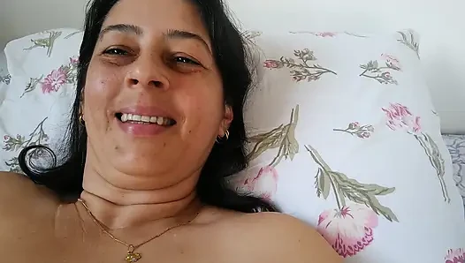 Lihat tubuh telanjang istri ini. Dia memiliki memek berbulu panas.
