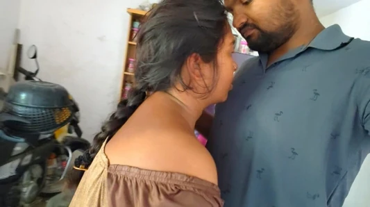 First time bhai ne aapni badi bahan ko aapna land dekhaya aaur aapne bahan ke otho ko chum chum kar romantic mood bana diya.